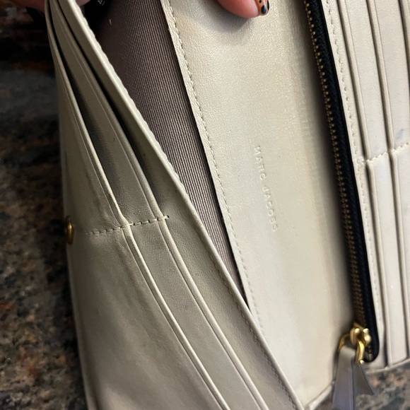 Marc Jacobs Gray Bifold Wallet. Snap closure w/ Gold Zipper Detail - Picture 5 of 10